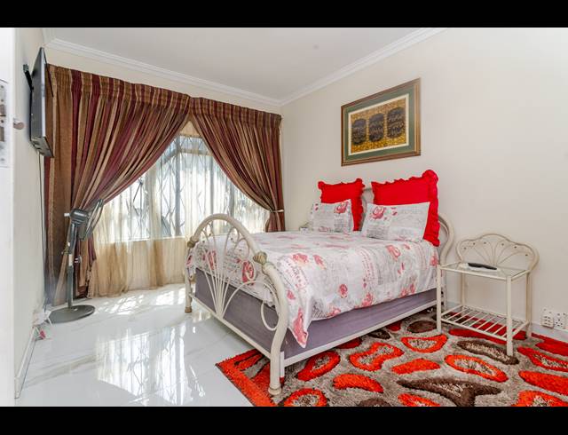 6 BEDROOM FREESTANDING FOR SALE IN VORNA VALLEY